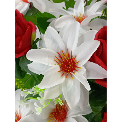 Centro de flores blanco y rojo