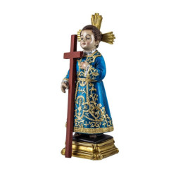 Figura de niño con la cruz