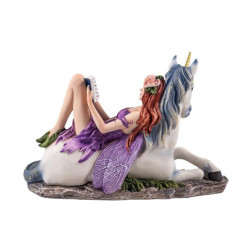 Figura tumbada sobre unicornio