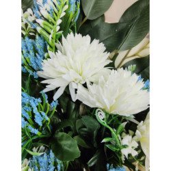 Ramos crisantemo y gypso blanco y azul