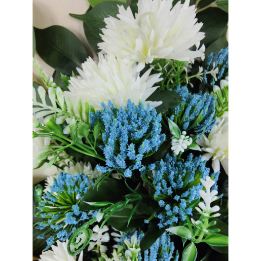 Ramos crisantemo y gypso blanco y azul