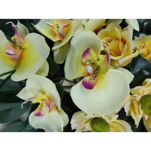 Ramos orquideas, cosmos y capullos amarillos