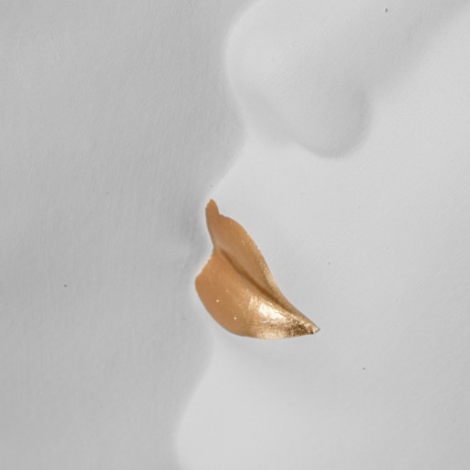 Figura rostro perfil crema y dorado