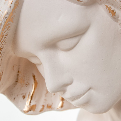Figura mujer con bebe crema y dorado