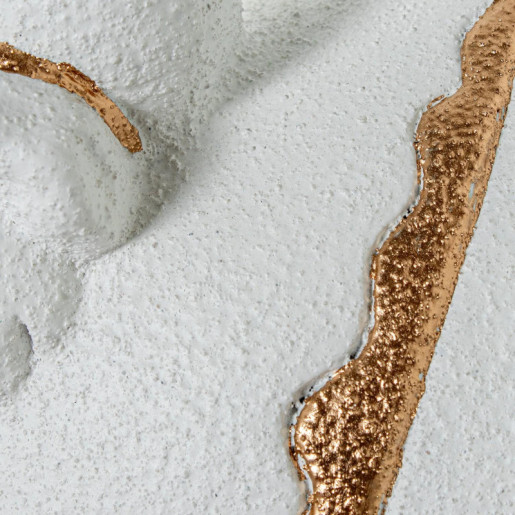 Figura menina blanco arena y dorado