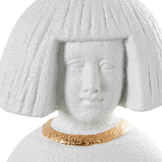 Figura menina blanco arena y dorado
