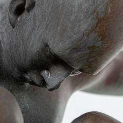 Figura gimnasta gris y marron