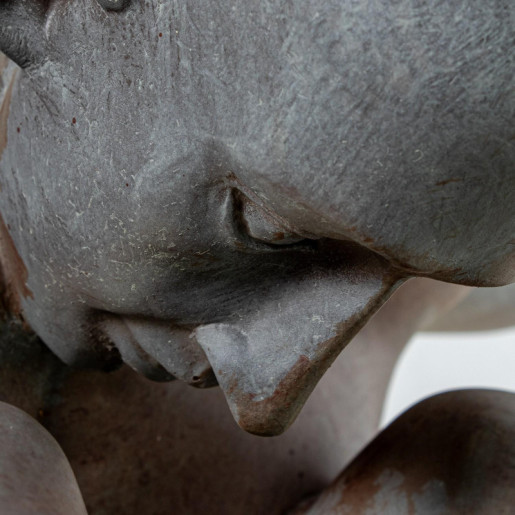 Figura gimnasta gris y marron