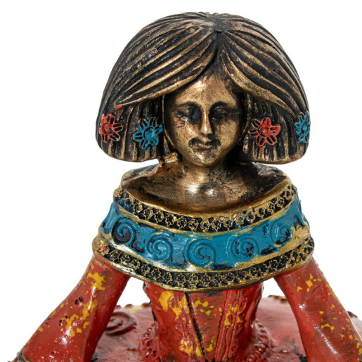 Figura menina dorado, azul y rojo