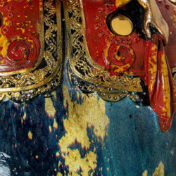 Figura menina dorado, azul y rojo