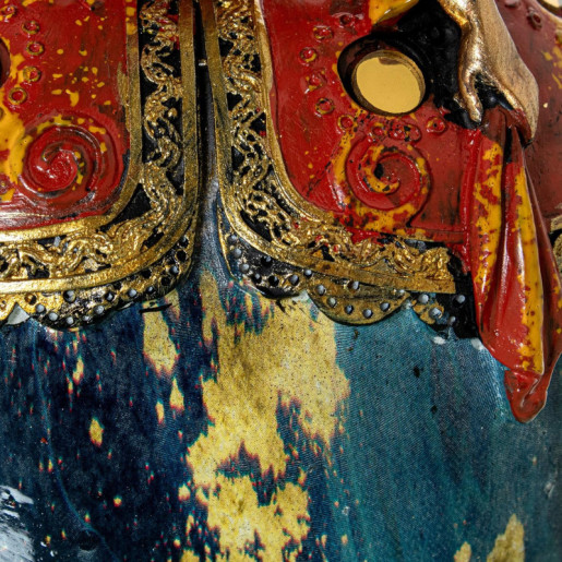 Figura menina dorado, azul y rojo