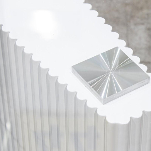 Mesa comedor transparente y blanco