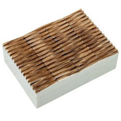 Caja marron hueso y blanco