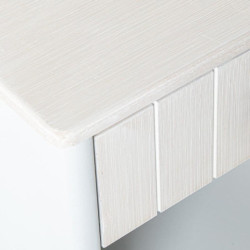 Mesa de noche blanco y crema