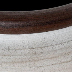 Jarron blanco y beige brillo y marron oscuro