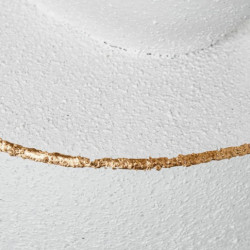 Figura pierna mujer blanco arena y dorado
