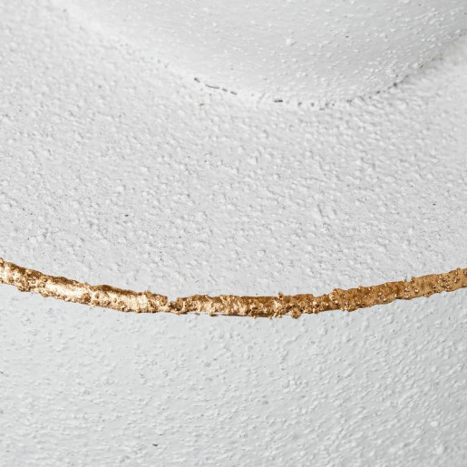 Figura pierna mujer blanco arena y dorado