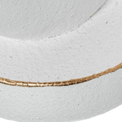 Figura pierna mujer blanco arena y dorado