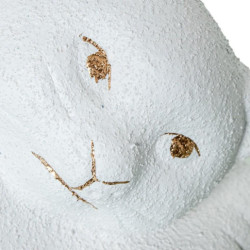 Figura gato blanco dorado arena