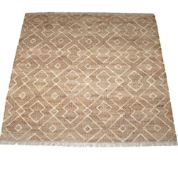 Alfombra beige y marrones