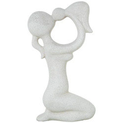 Figura mujer gris arena