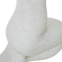 Figura mujer gris arena